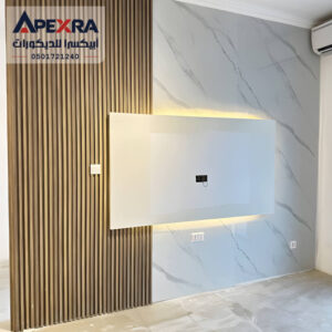 ديكور خلفية شاشة بديل رخام مع بديل خشب مع اضاءة حديثة